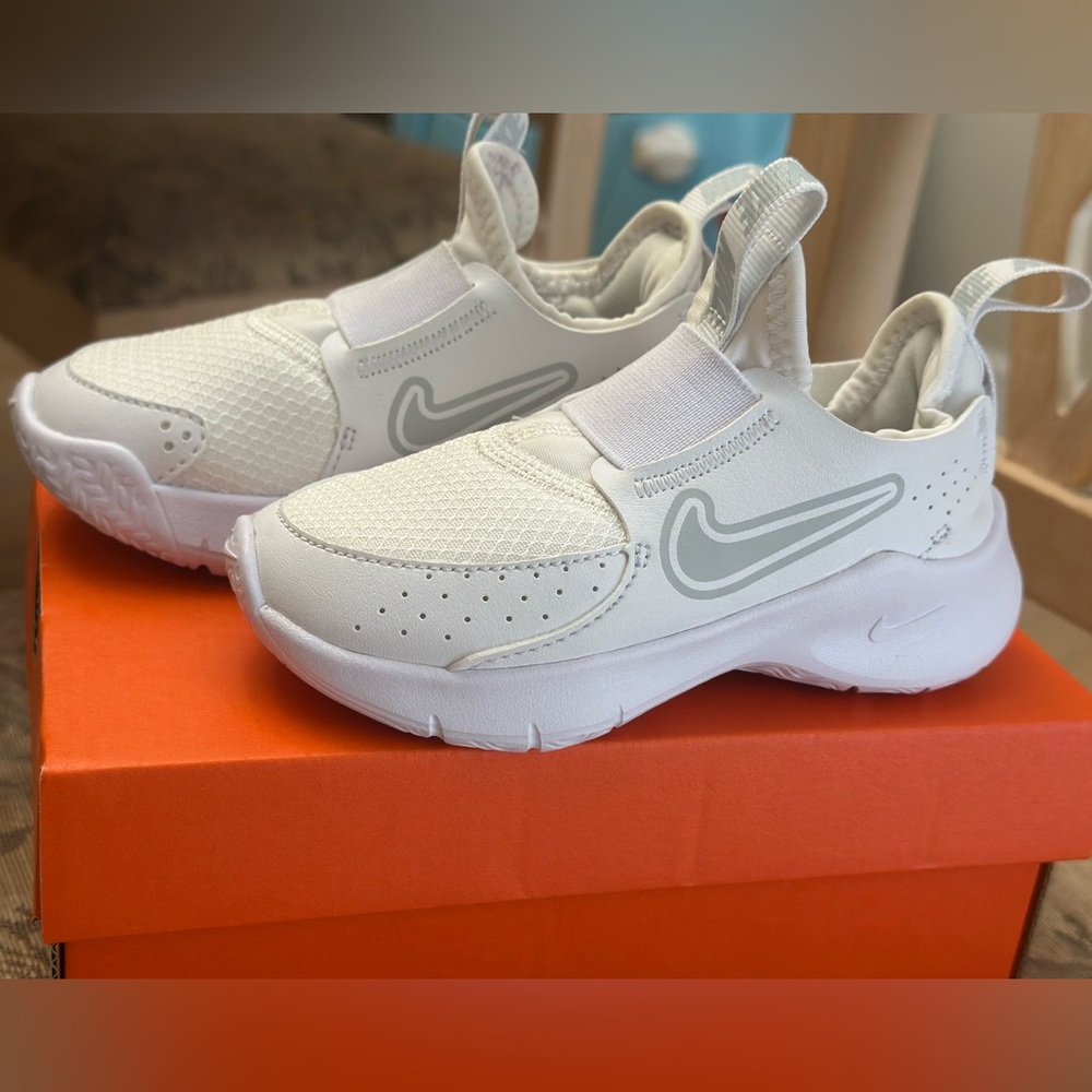 NEW IN BOX Nike Flex Runner 3 Sneakers in White